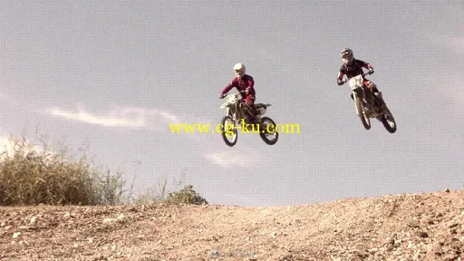 2名摩托车手过障碍物空中跃起实拍视频素材的图片2