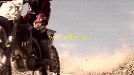 2名摩托车手过障碍物空中跃起实拍视频素材的图片3