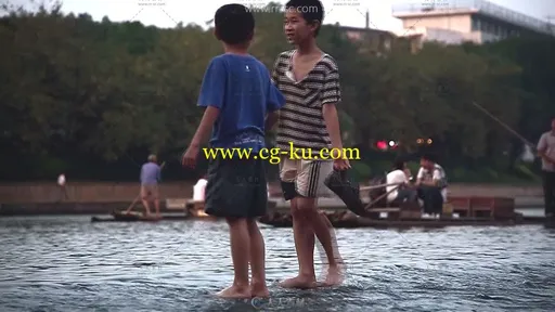 2个男孩提鞋淌水过河实拍视频素材的图片1