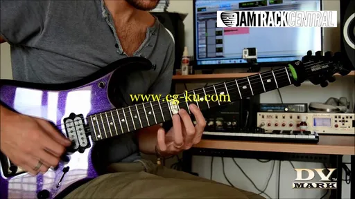 Jam Track Central: 20 II-V-I Fusion Licks With Luca Mantovanelli (2015)的图片3