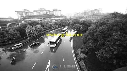 雨天城市穿梭的车辆黑白影像高清实拍视频素材的图片2