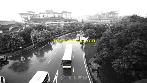 雨天城市穿梭的车辆黑白影像高清实拍视频素材的图片3