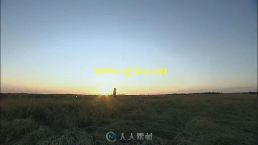 夕阳下人行走(远景、很短)高清实拍视频素材的图片1