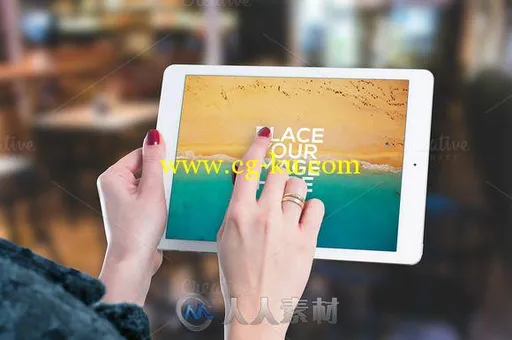 双手持有IPADair场景展示PSD模板iPads - Mockups V02的图片2