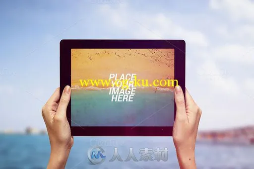 双手持有IPADAIR场景展示第二版PSD模板iPads - Mockups V03的图片1