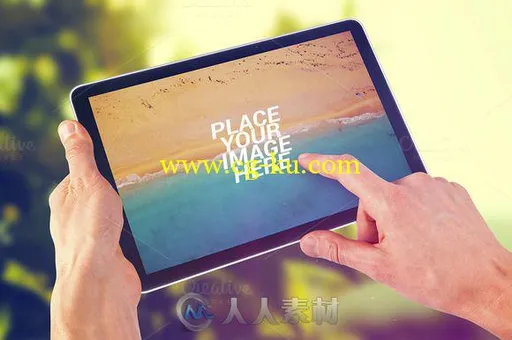 双手持有IPADAIR场景展示第二版PSD模板iPads - Mockups V03的图片2