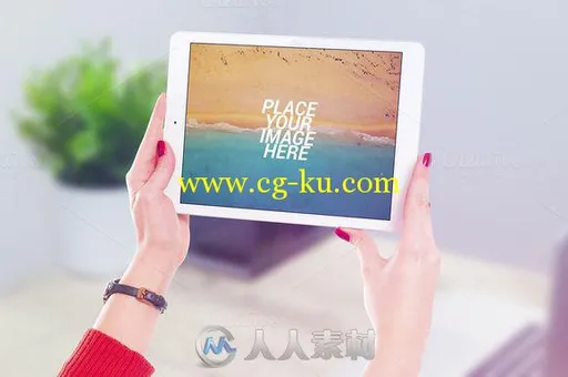 双手持有IPADAIR场景展示第二版PSD模板iPads - Mockups V03的图片3