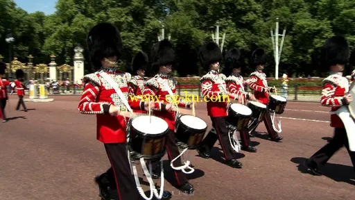 国外乐队上街游行表演视频素材的图片2