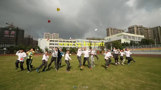 小学生冲过来扔纸飞机视频素材的图片2