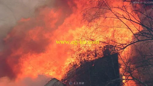 熊熊火焰烧毁建筑顶部结构高清火灾视频素材的图片1