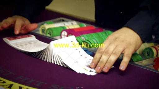 魔术师展示洗牌技术准备表演扑克魔术高清实拍视频素材的图片2