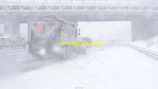 高速公路铲雪车能见度超低高清实拍视频素材的图片1