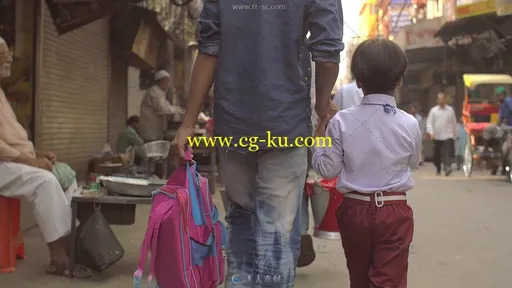 父亲和孩子手牵手走在街道上高清实拍视频素材的图片1