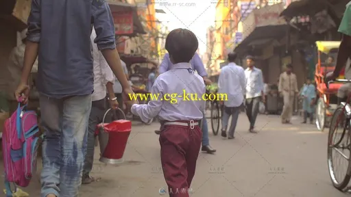 父亲和孩子手牵手走在街道上高清实拍视频素材的图片2
