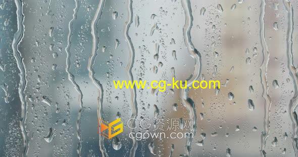 实拍素材-4K超高清窗户上的雨滴水珠沿玻璃窗滑落视频素材免费下载的图片1