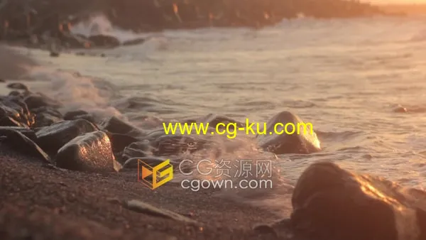 黄昏金黄色的落日余晖下海浪冲刷在海边的岩石上实拍视频素材的图片1
