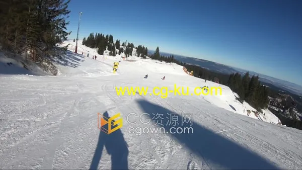 郊外山区滑雪胜地单板滑雪者POV视频素材的图片1