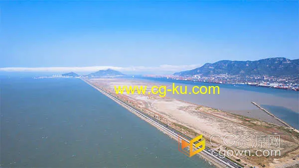 航拍大海沙滩岸边的跨海公路海边风景实拍视频素材的图片1